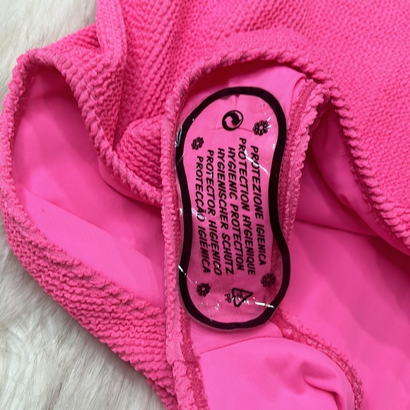 Good American Always Fits One-Piece Swimsuit. - Picture 4 of 6